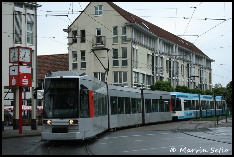 NF6 2109+21xx fahren als Linie 703 in Doppeltraktion auf dem Weg in die Dsseldorf Innenstadt, aufgenommen an der Haltestelle  Gerresheim, Rathaus . 